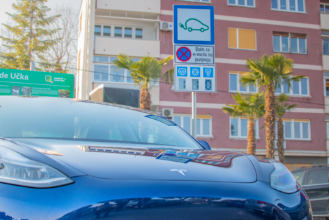 Exevio has engaged Ynvisible on a project in Croatia to produce a digital e-paper road sign that informs the availability of EV charging stations. (Photo: Business Wire)