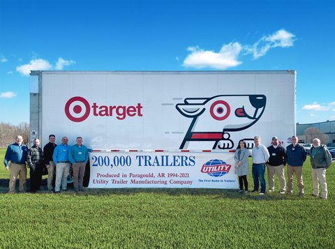 Utility’s Paragould, Arkansas manufacturing plant team with the 200,000th trailer. (Photo: Business Wire)