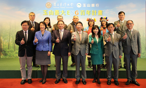 From second right to left, E.SUN FHC Chief Human Resources Officer J.C. Wang(王志成), E.SUN FHC President Magi Chen (陳美滿), E.SUN Bank Chairman Joseph N.C.Huang (黃男州), NTU President Chung-Ming Kuan(管中閔), NTU Executive Vice President Chiapei Chou(周家蓓), NTU Executive Vice President Ching-Hua Lo(羅清華) jointly announced “E.SUN–NTU ESG Centenary Project (Photo: Business Wire)