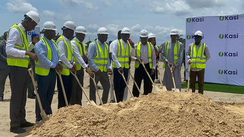 His Excellency Mr. Governor Babajide Sanwo-Olu, the Executive Governor of Lagos State, speaking with Kasi Founder and CEO Johnson Agogbua and others at the groundbreaking ceremony in Lekki, Lagos. (Photo: Business Wire)