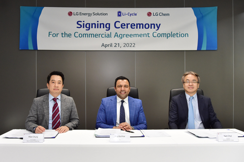 LG Energy Solution, Li-Cycle and LG Chem Representatives at the Signing Ceremony. Left – Hyuksung Chung, Vice President, Head of Corporate Strategy Group, LG Energy Solution; Center – Ajay Kochhar, President and CEO, Co-Founder, Li-Cycle; Right – Chul Nam, President, Advanced Materials Company, LG Chem (Photo: Business Wire)