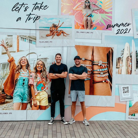 Pura Vida co-founders Paul Goodman (left) and Griffin Thall (right) in front of Pura Vida’s first retail store in San Diego, CA (Photo: Business Wire)