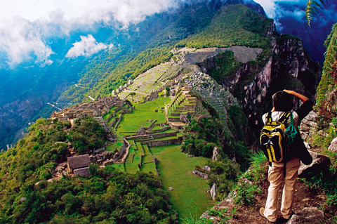 thumbnail Tourist photographing the citadel of Machu Picchu from the Huchuy Picchu mountain. (Photo: PROMPERÚ)