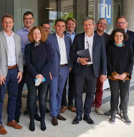 达成突破性研究合作：Medi-Globe Group和IHU Strasbourg将开发世界上首款用于检测胰腺疾病的人工智能软件。Medi-Globe Group首席技术与创新官Marc Jablonowski（左五）和Medi-Globe Group业务发展总监Markus Schönberger博士（右五）以及IHU团队及其首席执行官Benoit Gallix（右四）高兴地进行合影。版权所有：Medi-Globe Group