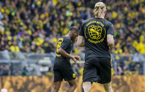 original Sports company PUMA and Borussia Dortmund swapped shirts with the fans at the Signal Iduna Park before kick off on Saturday to draw attention to the circularity project RE:JERSEY, in which PUMA tests an innovative recycling method. (Photo: Business Wire)