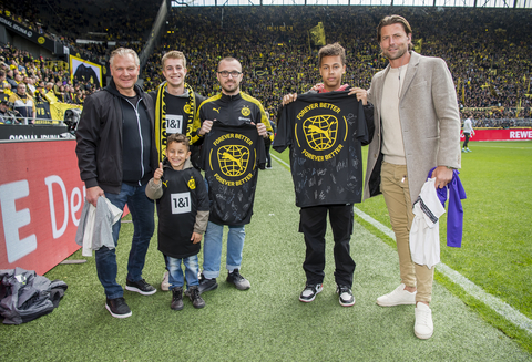 thumbnail Sports company PUMA and Borussia Dortmund swapped shirts with the fans at the Signal Iduna Park before kick off on Saturday to draw attention to the circularity project RE:JERSEY, in which PUMA tests an innovative recycling method. (Photo: Business Wire)