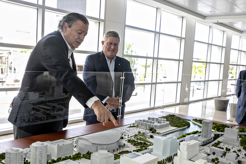 Richard L. Carrión, president of the Board of Directors of Popular, Inc., left, and Ignacio Alvarez, president and CEO of Popular, Inc., right, discuss the plans for the new construction of Popular Campus in Hato Rey, Puerto Rico. (Photo: Business Wire)
