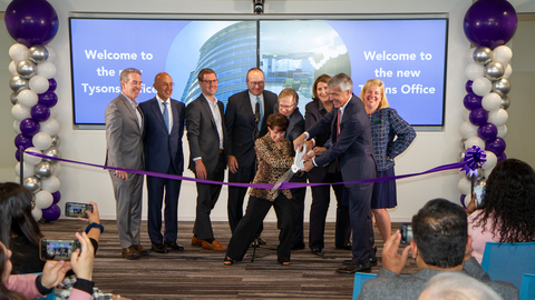 Maximus executives (L-R) Kevin Reilly, Akbar Piloti, David Mutryn, David Casey, Ilene Baylinson, John Lambeth, Teresa Weipert, Bruce Caswell, and Michelle Link, welcome staff at the new headquarters in Tysons, Virginia. (Photo: Business Wire)