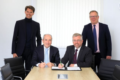 The signing of the Agreement between Stevanato Group and Owen Mumford. From left: Mr. Franco Stevanato - Executive Chairman of Stevanato Group; Mr. Mauro Stocchi - Chief Business Officer of Stevanato Group; Mr. Jarl Severn - CEO and Managing Director of Owen Mumford; Mr. Adam Mumford - Director of Owen Mumford. (Photo: Business Wire)