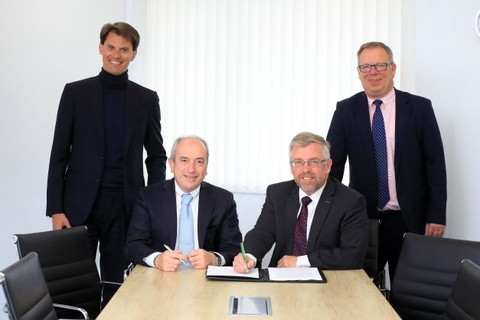 original The signing of the Agreement between Stevanato Group and Owen Mumford. From left: Mr. Franco Stevanato - Executive Chairman of Stevanato Group; Mr. Mauro Stocchi - Chief Business Officer of Stevanato Group; Mr. Jarl Severn - CEO and Managing Director of Owen Mumford; Mr. Adam Mumford - Director of Owen Mumford. (Photo: Business Wire)