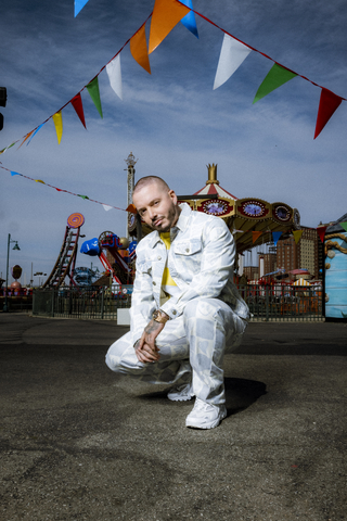 GUESS?, INC. ANNOUNCES THE RETURN OF GLOBAL MUSIC SUPERSTAR AND FASHION ICON, J BALVIN WITH GUESS ORIGINALS x J BALVIN AMOR COLLECTION AND CAMPAIGN (Photo: Business Wire)