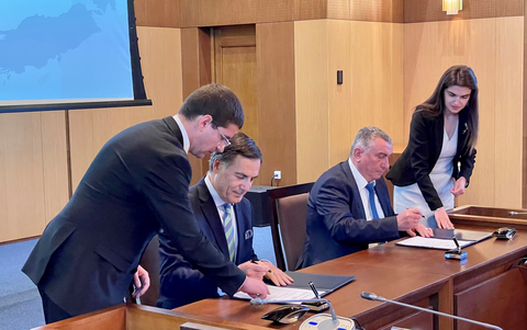 Seated from left: Elias Gedeon, Westinghouse Senior Vice President, Commercial Operations and Ivan Andreev, CEO of Bulgarian Energy Holding sign an agreement to promote energy security in Bulgaria (Photo: Business Wire)