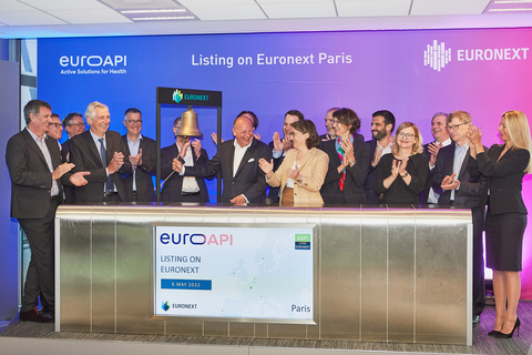 Karl Rotthier, Directeur général d’EUROAPI, a sonné la cloche ce matin, aux côtés de son équipe et en présence de Delphine d’Amarzit, CEO Euronext Paris, lors d'une cérémonie pour célébrer la cotation d’EUROAPI. (Photo: Charlène Yves)