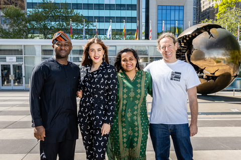 The Body Shop und die Jugendbeauftragte des Generalsekretärs der Vereinten Nationen starten die Kampagne „Be Seen Be Heard“, um jungen Menschen in den Zentren der Macht Gehör zu verschaffen.  Von links nach rechts: Samson Itodo, Gina Martin, Jayathma Wickramanayake, Chris Davis. Bildnachweis: Joel Sheakoski, Joel S Photo
(Photo: Business Wire)