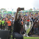 Seedorf_on_tour_with_the_UCL_trophy_in_Ethiopia.jpg