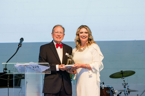 Dr. Lucy Gildea, Chief Innovation Officer of Product and Science at Mary Kay Inc. accepts the Cancer Support Community North Texas Thrive Award on behalf of the Mary Kay Ash Foundation. (Photo: Mary Kay Inc.)