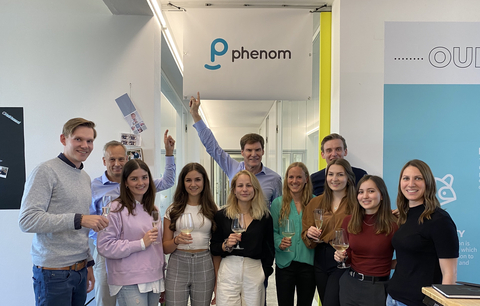 Carsten Maschmeyer (back center), German business leader and investor, celebrates with Talentcube — a Phenom company — during its return to the “Lions Den.” © Phenom