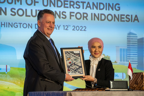 Jay Pryor, Vice President of Corporate Business Development for Chevron, and Nicke Widyawati, President Director & CEO of PT Pertamina (Persero), commemorate the signing of an MoU to explore lower carbon opportunities in Indonesia. (Photo: Business Wire)