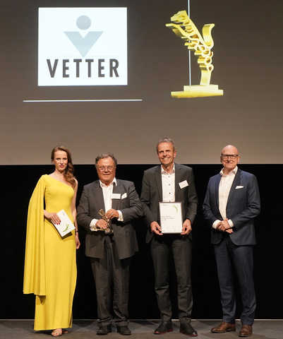 © Vetter Pharma International GmbH: Senator h.c. Udo J. Vetter, Chairman of the Advisory Board and member of the owner family (second from left) along with Vetter Managing Director Thomas Otto (second from right), Dr. Thomas Schiller, Managing Partner Clients & Industries Deloitte, and moderator Susanne Schoene, at the presentation of the Best Managed Companies Award. (Photo: Business Wire)