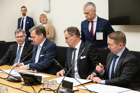 Excelerate President and CEO Steven Kobos, Gasgrid Chairman of the Board Kai-Petteri Purhonen, and Gasgrid CEO Olli Sipilä signing the FSRU Charter Agreement in Helsinki, Finland, on May 20, 2022 (Photo: Business Wire)