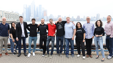Membri del team di leadership Semperis fotografati al di fuori della sede centrale globale dell’azienda a Hoboken, New Jersey.