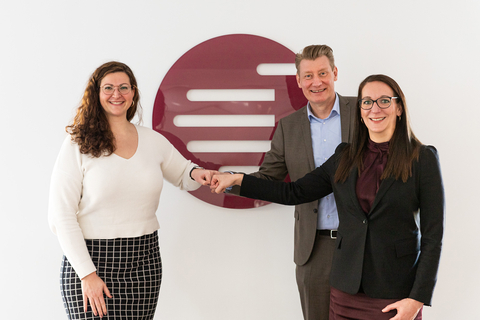 Playing it safe and happy about the new partnership: Heike Gippert, Channel Account Manager - DACH, Arctic Wolf, Oliver Lotz, Director Client Consulting, DextraData and Stefanie Kurzinsky, Manager Marketing & Communications, DextraData (from left to right). (Photo: Business Wire)