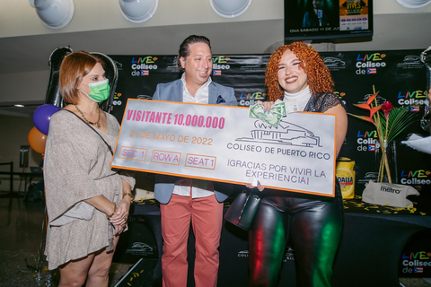 original ASM Global’s Coliseo de Puerto Rico Jose Miguel Agrelot’s Jorge L. Pérez, CVE, regional manager of ASM Global, (center) and Mariela Vallines, executive director of the Puerto Rico Convention District Authority, (left) celebrate with fan Melanie Biringer-Figueroa (right) with news of Biringer-Figueroa being the revered venue’s 10,000 000th visitor this weekend. (Photo courtesy ASM Global).