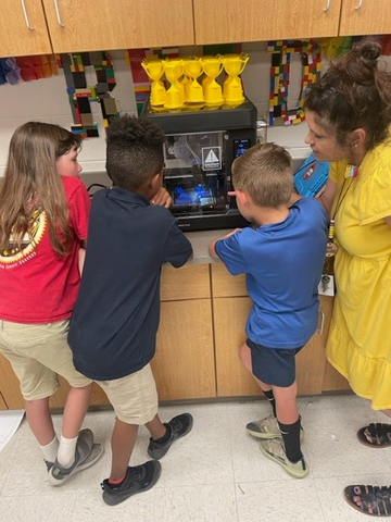 Students and educator using MakerBot SKETCH 3D printer at Calcasieu Parish (Photo: Business Wire)