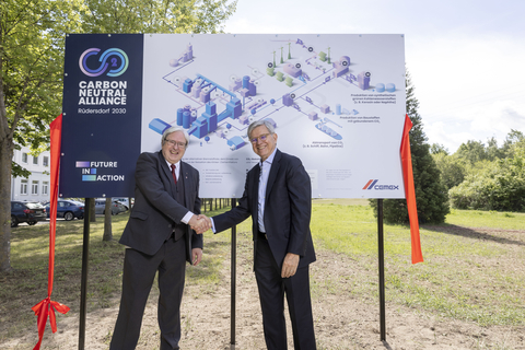 Brandenburg’s Minister of Economy, Prof. Jörg Steinbach, and Fernando A. Gonzalez, CEO of CEMEX, during the Carbon Neutral Alliance inauguration ceremony. (Photo: Business Wire)
