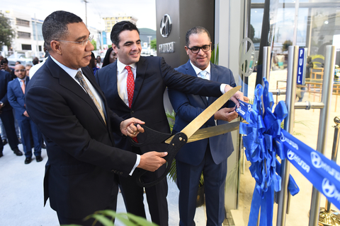 Andrew Holness, primeiro-ministro da Jamaica; Agustín Lama Verdeja, CEO do Grupo Magma; e Erick Gutierrez, diretor executivo da Magna Motors Jamaica. (Photo: Business Wire)