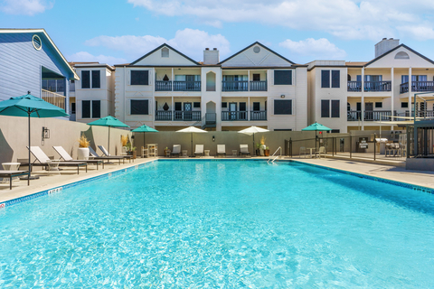 Situated on approximately 20.47 acres of land, the 636-unit property consists of 20 three-story buildings. The community features numerous amenities such as a swimming pool, playground, fitness center, dogpark, package lockers, and outdoor pavilions. (Photo: Business Wire)