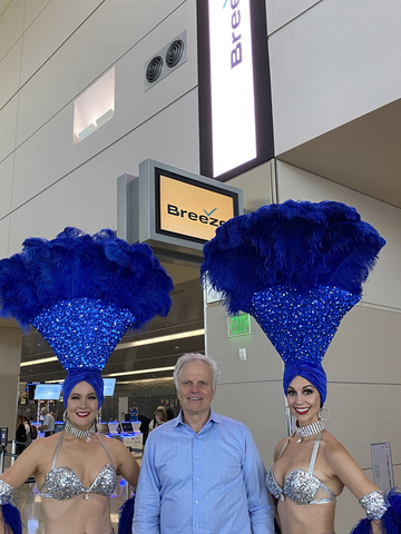 CEO David Neeleman celebrates Breeze Airways' debut in Las Vegas to 11 cities nonstop (Photo: Business Wire)