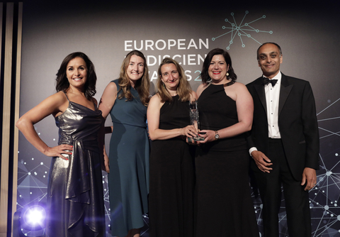 Members of the bit.bio team Helen MacBain and Damjana Nurkovic (third and fourth from left) accept the award from sponsors Silicon Valley Bank, Emily Pilkington, SVP Life Sciences and Nooman Haque Head of Life Sciences and Healthcare (second and fifth from left) and event host Nina Hossain (first left). (Photo: Business Wire)