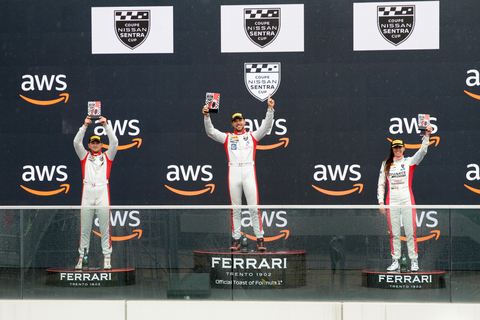 thumbnail Le podium de la première course de l’histoire de la Coupe Nissan Sentra au Grand Prix du Canada avec Simon Charbonneau vainqueur, devant Stefan Rzadzinski et Valérie Limoges. (Photo: Business Wire)