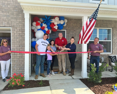 Specialist Lewis, his wife Kayla and their three children cut the ribbon on their new Centex home in the Rucker Landing community. (Photo: Business Wire)