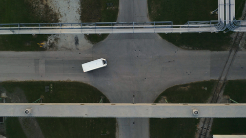 Aerial photo of an Einride Autonomous Electric Transport (AET) vehicle (Photo: Business Wire)