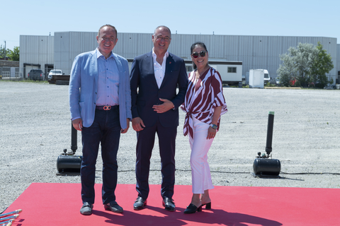 Pictured (L-R): Honourable Mayor Maurizio Bevilaqua, Mayor of the City of Vaughan; Silvio Guglietti, Principal of Guglietti Brothers Investments Limited; Councillor Sandra Yeung-Racco, Ward 4 Councillor (Photo: Business Wire)