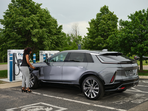 Cadillac LYRIQ charging at EVgo fast charging station (Photo: Business Wire)