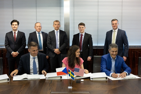 Standing (L to R): Rostislav Staubr, ČEZ Manager Fuel Cycle Department; Ladislav Stepanek, ČEZ Director of the Fuel Cycle Department; Pavel Cyrani, Deputy Chairman of the ČEZ Board and Director of the Business and Strategy Division; Pavel Djugo, Westinghouse Customer Account Manager; Patrik Stellnert, Westinghouse Manager Legal Counsel. Seated (L to R): Bohdan Zronek, ČEZ member of the Board of Directors and Director of the Nuclear Energy Division; Michaela Chaloupkova, Member of the Board of Directors and Director of the Administration Division; Tarik Choho, President of Westinghouse EMEA Operating Plant Services (Photo: Business Wire)