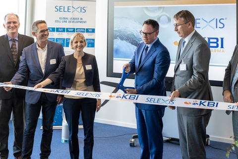 original KBI Biopharma and Selexis ribbon cutting at their new state-of-the-art facility in Geneva, Switzerland, Tuesday, July 5, 2022 (from left to right: Mark Lutgen, KBI Biopharma, VP of Global Engineering; Mario Rodriguez, Mayor, Plan-les-Ouates; Fabienne Fischer, State Councilor and Head of the Department of the Economy and Employment; Mark W. Womack, KBI Biopharma and Selexis, Chief Executive Officer; Tim Lowery, President, JSR Life Sciences) (Photo: Business Wire)