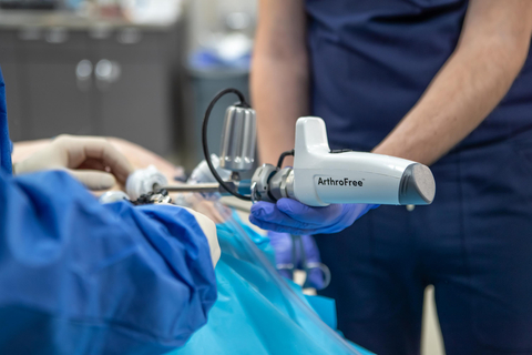 Lazurite’s ArthroFree™ Wireless Camera System gives the surgeon ease of movement without the distraction of power and light cords. (Photo: Business Wire)