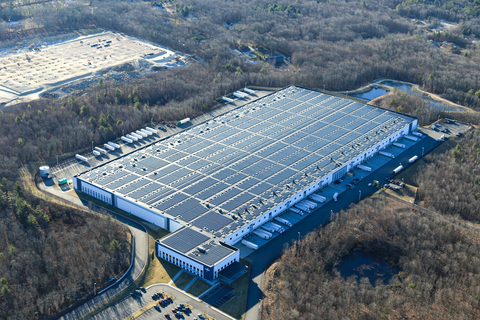 Solar project at Medline's distribution facility in Uxbridge, MA (Photo: Business Wire)