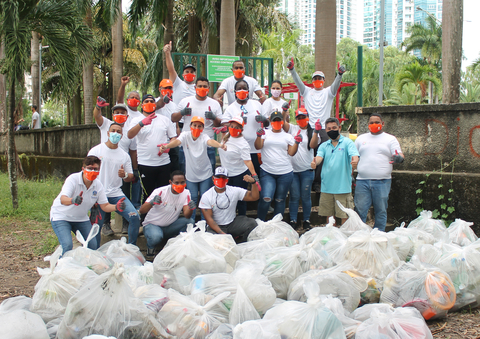 Our +Movil employees volunteering at a coastal cleanup in Panama City. (Photo: Business Wire)