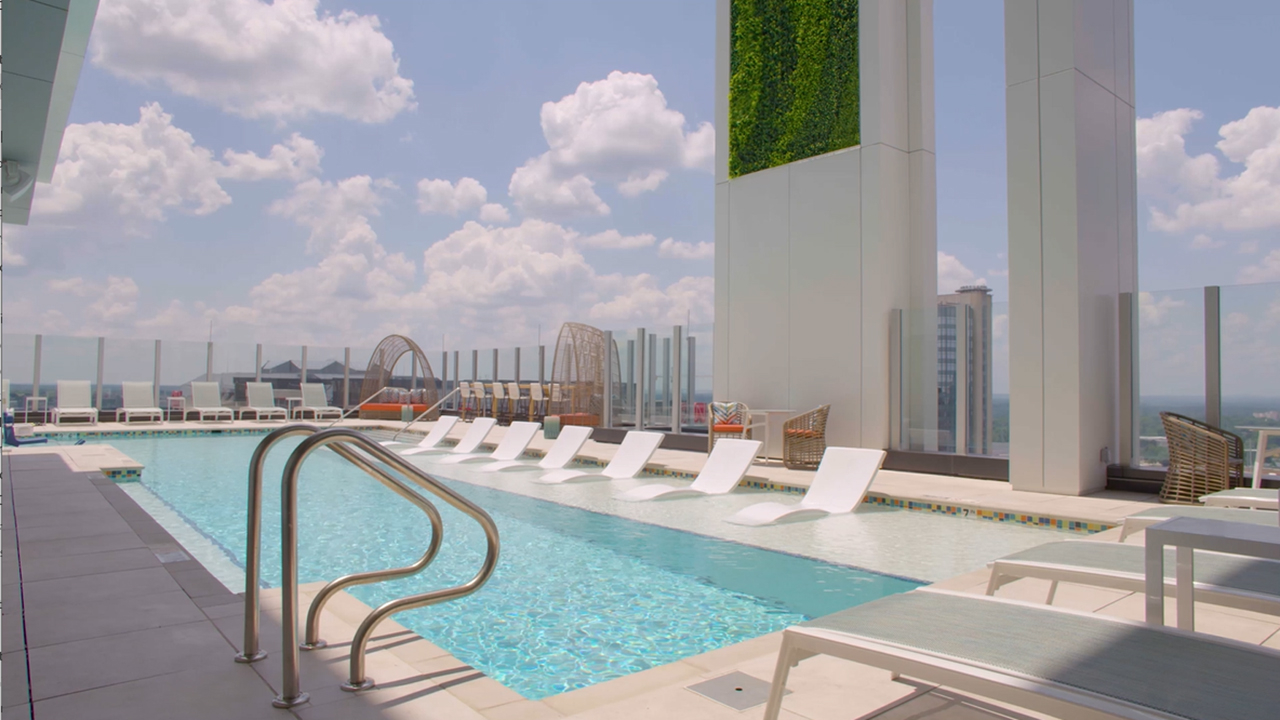 Club Wyndham Atlanta, the new 22-story urban oasis located on the edge of Centennial Olympic Park, carves out a chic address for visitors to experience the vibrant culture, entertainment, and dining of the historical thriving tourist district.