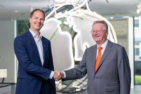 On October 1, 2022, Matthias Lapp (left) will take over as CEO of the LAPP Group from his uncle Andreas Lapp (right). (Photo: Business Wire)