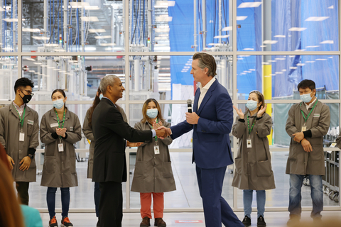 California Governor Gavin Newsom and Bloom Energy Founder, Chairman, and CEO KR Sridhar celebrate the opening of Bloom's new multi-gigawatt manufacturing plant in Fremont, California. (Photo: Business Wire)