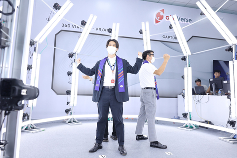 Customers experiencing FPT Software’s immersive technology solutions at the tech exhibition on July 20, 2022 (Photo: Business Wire)