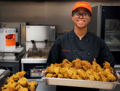 original Schnuck Markets, Inc. selects Benson Hill’s Veri™ brand cooking oil, sourced from Midwest-grown, proprietary soybeans for use in its prepared foods.  (Photo: Business Wire)