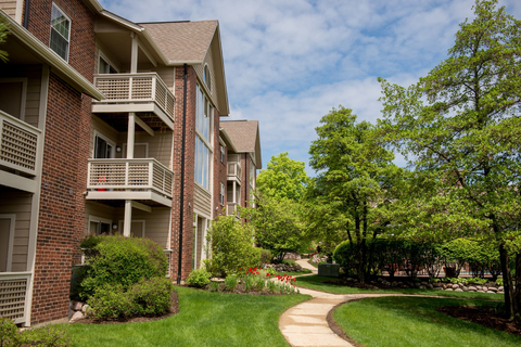 The Lakes of Schaumburg Apartment Homes (Photo: Business Wire)