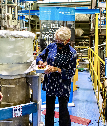 Secretary Granholm taking the controls on Oklo's liquid metal experiment, part of the first set of tests conducted at Argonne's new Thermal-Hydraulic Experimental Test Article (Image: Oklo Inc.)